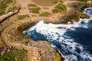 Luchtfoto van de Devil's Tears op Nusa Lembongan