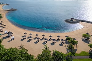 Het strand voor het Bali Tropic Resort op Bali