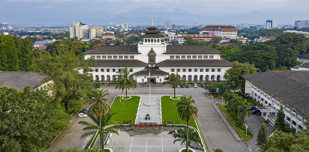 Luchtfoto van Gedung Sate in Bandung, Java