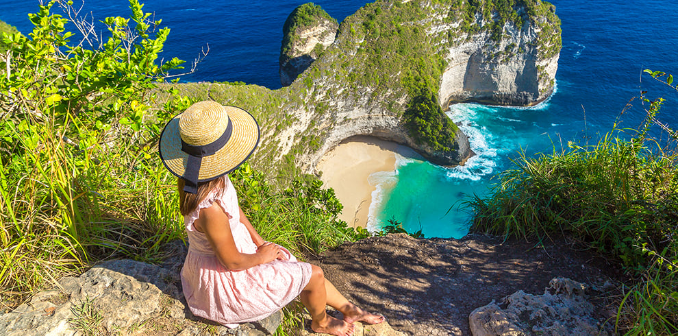 Vrouw bij het viewpoint op Kelingking Beach, Nusa Penida
