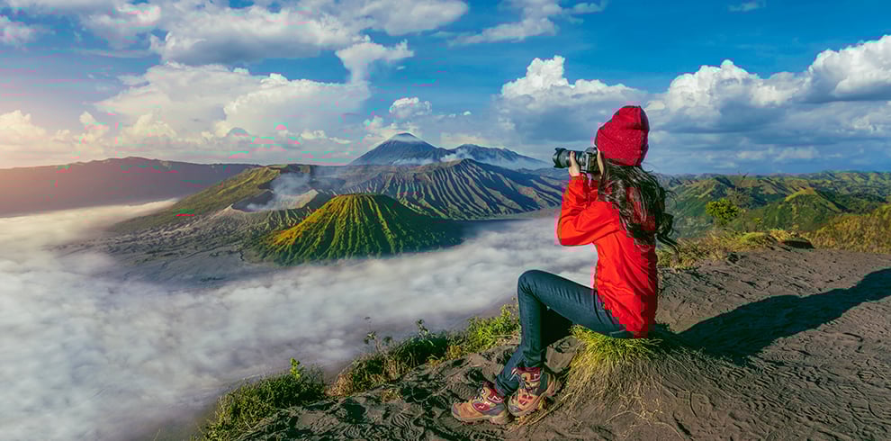 Toerist maakt een foto van Mount Bromo in Oost-Java