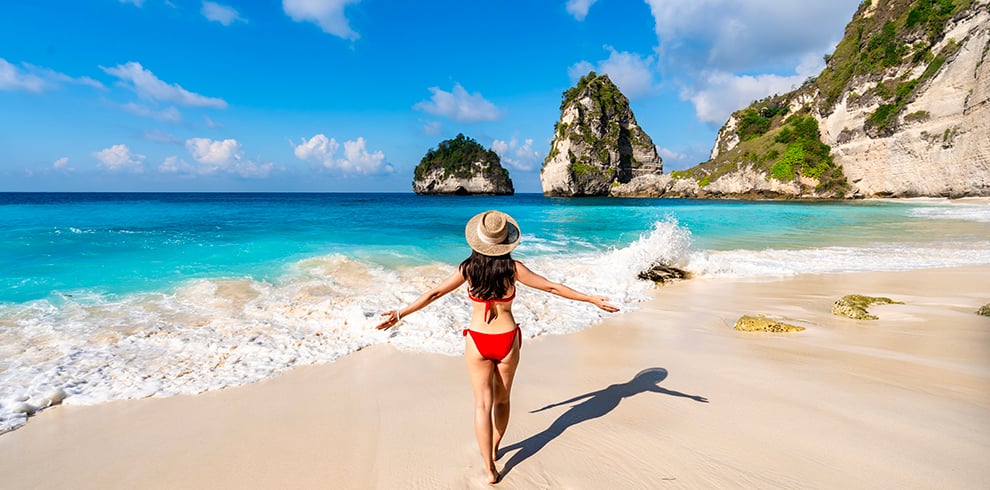 Vrouw relaxt op Diamond Beach in Nusa Penida, Bali