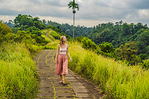 Vrouw wandelt over de Campuhan Ridge Walk in Ubud op Bali