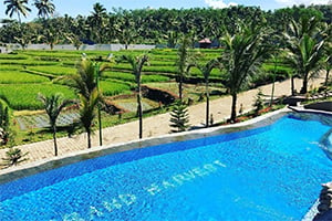 Het zwembad van het Grand Harvest Resort in Banyuwangi, Oost-Java.