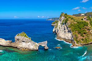 Panorama van de rotsen bij het Atuh Beach viewpoint in Nusa Penida, Bali