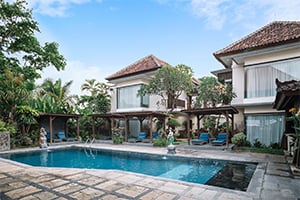 Het zwembad van het Respati Beach Hotel in Sanur, Bali