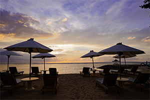 De zonsondergang vanaf het strand bij het Respati Beach Hotel in Sanur, Bali