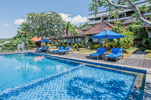 Het zwembad van The Angkal Resort in Nusa Penida, Bali