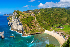 Panorama op Atuh Beach vanaf het viewpoint in Nusa Penida, Bali