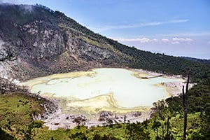 De Kawah Putih krater in Ciwidey bij Bandung op Java
