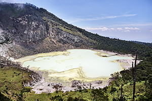 De indrukwekkende Kawah Putih krater bij Bandung, Java