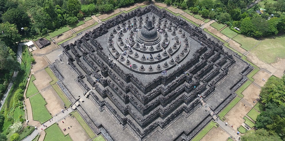 Luchtfoto van de indrukwekkende Borobudur tempel bij Yogyakarta op Java