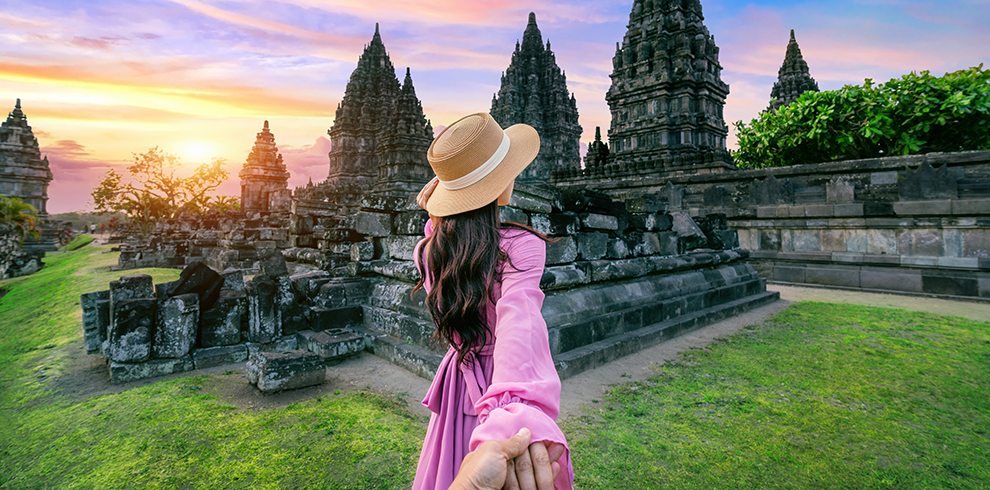 Toeristen bezoeken de Prambanan tempel in Yogyakarta