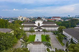 Luchtfoto van Gedung Sate, een iconische bestemming, in Bandung