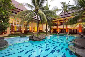 Het zwembad van The Arnawa Hotel in Pangandaran op Java