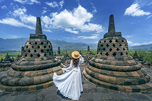Toeristen bezoeken de Borobudur tempel op Java, Indonesie