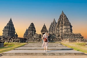 Reizigster bezoekt de Prambanan-tempel bij Yogyakarta op Centraal-Java