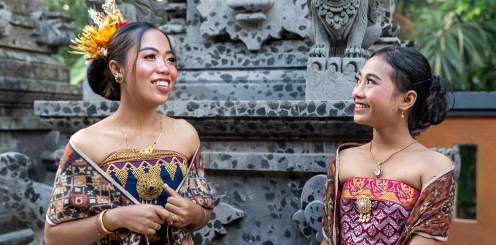 Twee vrouwen in traditionele kleding bij een tempel op Bali