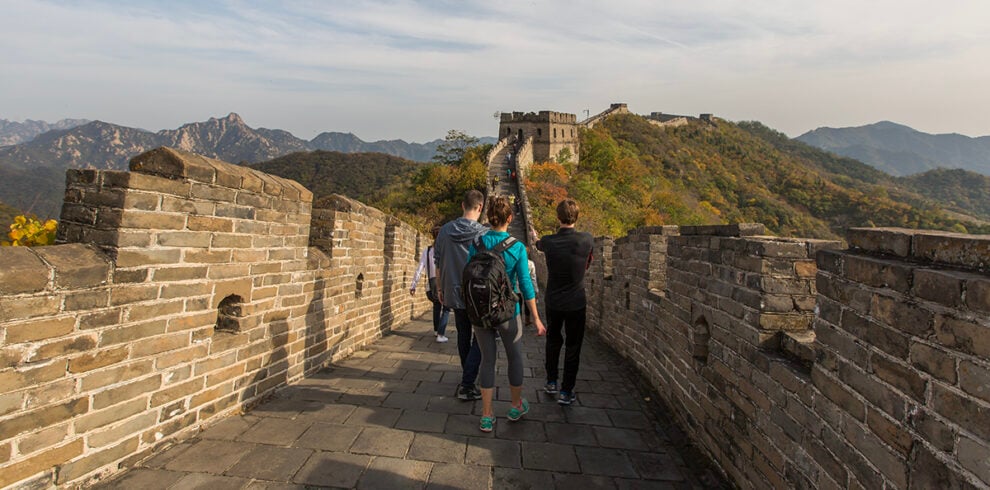 Toeristen wandelen over de Grote Muur in Badaling