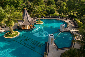 Het zwembad van het Bali Tropic Resort in Nusa Dua, Bali