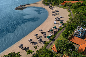 Het strand voor het Bali Tropic Resort op Bali