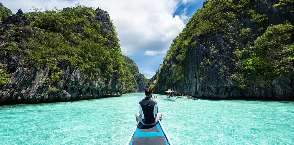 Toerist op een boot in El Nido, Palawan