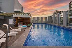 Het zwembad van het Bayfront Hotel Cebu - Capitol Site