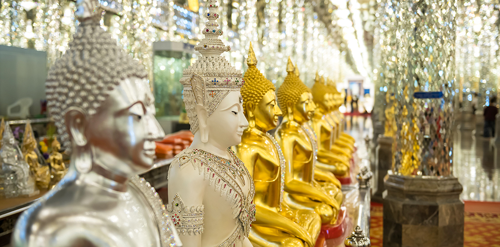 Boeddhabeelden en spiegels in de Wat Tha Sung in Uthai Thani, Thailand