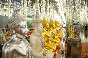 Boeddhabeelden en spiegels in de Wat Tha Sung in Uthai Thani, Thailand