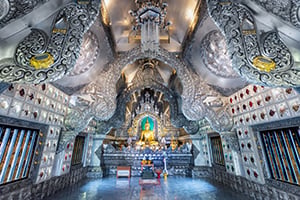 Het interieur van de Wat Sri Suphan (Silver Tempel) in Chiang Mai, Thailand