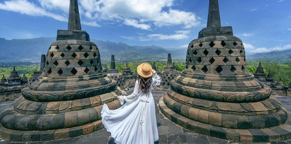 Toerist bezoekt de Borobudur op Java, Indonesie