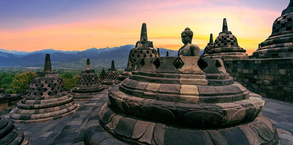 Zonsopkomst boven de Borobudur tempel op java, Indonesie