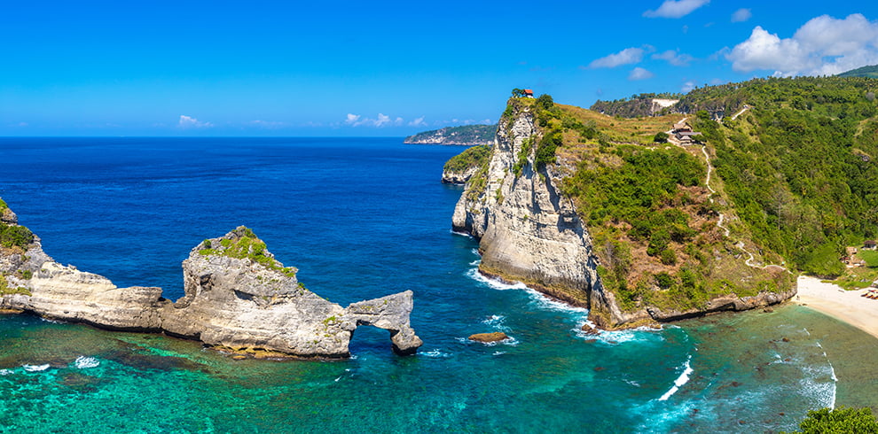 Uitzicht vanaf het Atuh Beach viewpoint op Nusa Penida, Bali