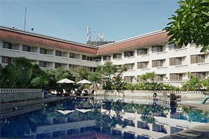 Het zwembad van het Hotel Santika Premiere Yogyakarta op Java
