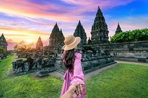 Vrouw wandelt door de Prambanan tempel in Yogyakarta op Java