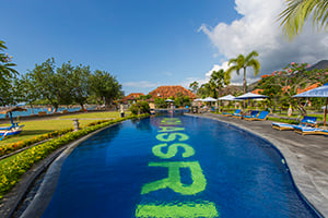 Het zwembad van het Adi Assri Beach Resort in Pemuteran, Bali