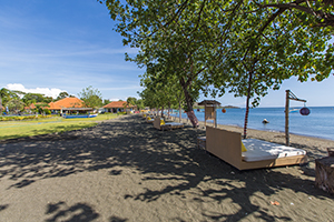 Het strand bij het Adi Assri Beach Resort in Pemuteran, Bali