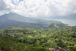 Geniet vanaf een uitzichtpunt van Mount Batur en Lake Batur op Bali
