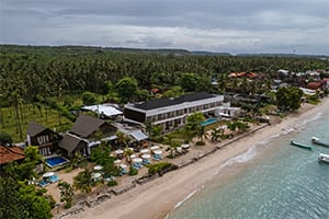 Luchtfoto van het Khamara Beach Resort, Nusa Penida