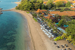 Luchtfoto van het strand en het Griya Santrian in Sanur, Bali