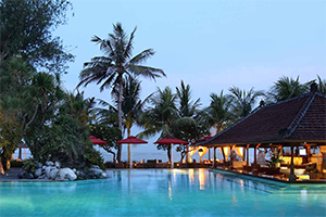 Het zwembad met poolbar bij Griya Santrian in Sanur, Bali
