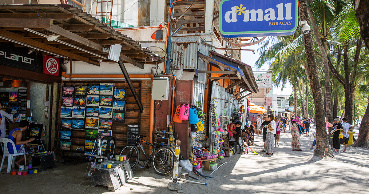 Toeristen in het winkelgebied D'Mall op Boracay, Filipijnen.