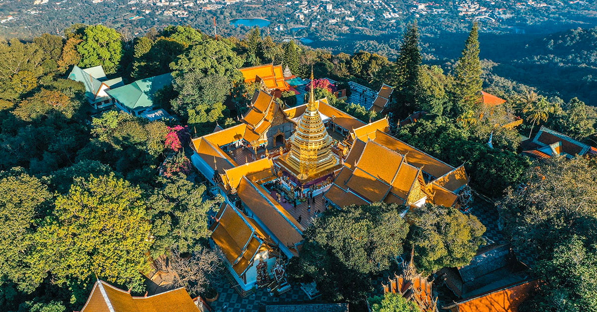 Dronebeeld van de gouden Wat Phra That Doi Suthep tempel met uitzicht over Chiang Mai