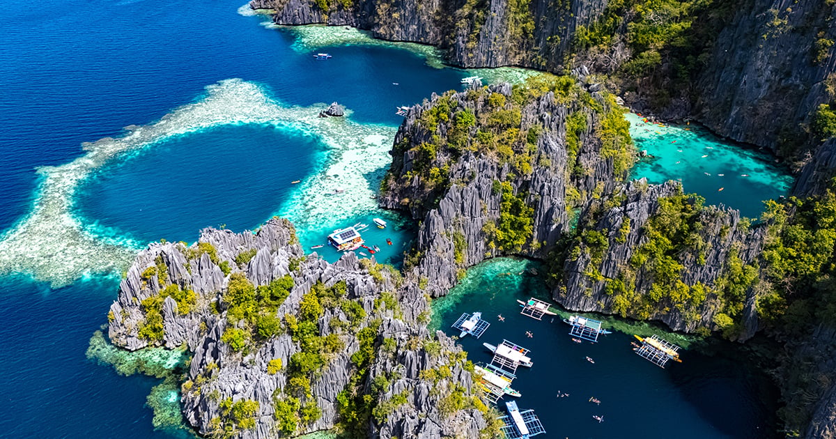 Twin Lagoon op Coron, Filipijnen, met kristalhelder water en indrukwekkende kalksteenkliffen.