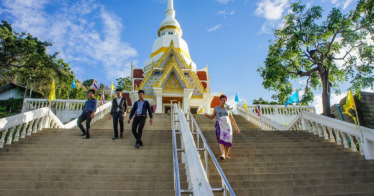 Bezoekers op de trappen naar Wat Khao Takiab, de boeddhistische tempel op Monkey Mountain.