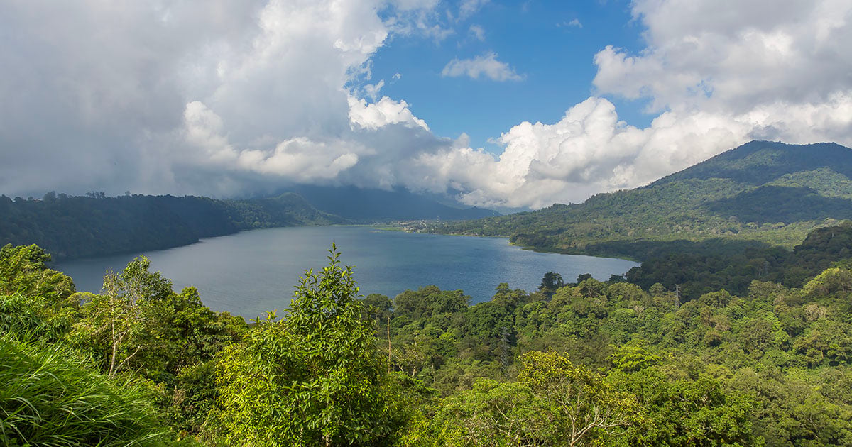 Uitzicht over het Tamblinganmeer, omringd door tropisch regenwoud in Munduk, Bali.