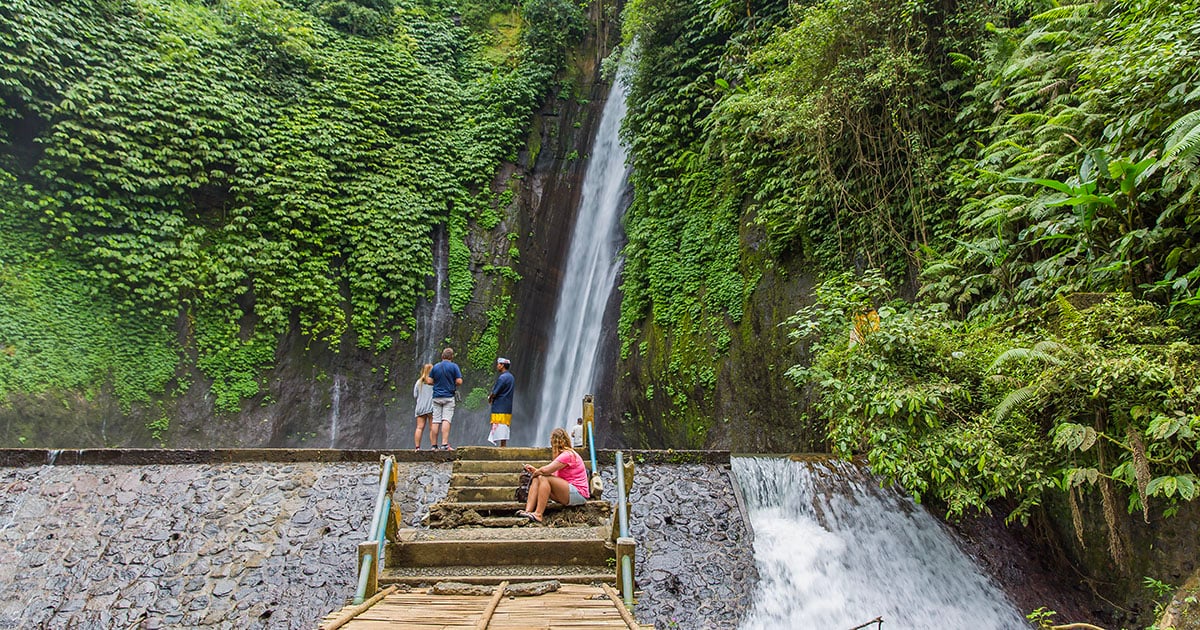 De indrukwekkende Munduk Waterval tussen het weelderige groen van Bali.