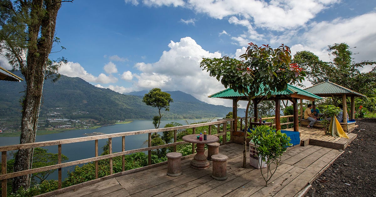 Uitzichtpunt met restaurant aan Lake Buyan, met panoramisch uitzicht over het bergmeer.