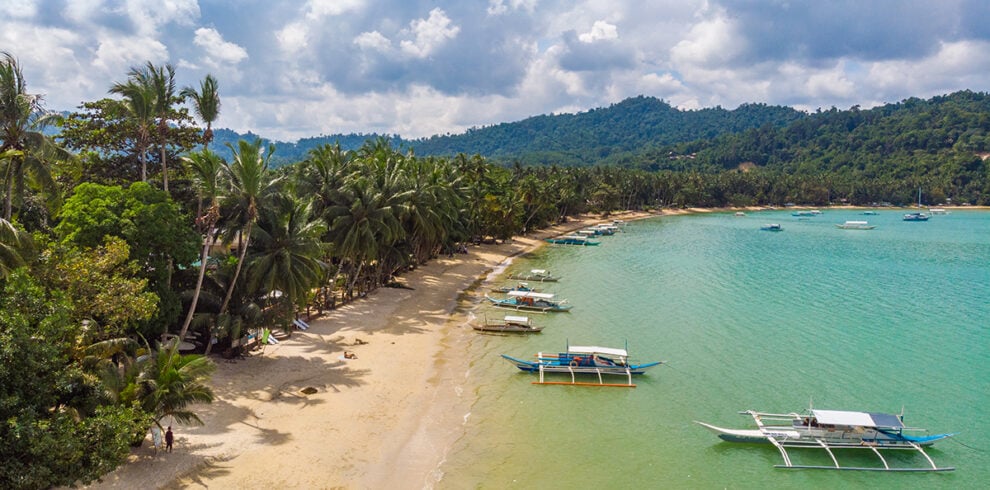 Luchtfoto van het strand bij Port Barton op Palawan, Filipijnen