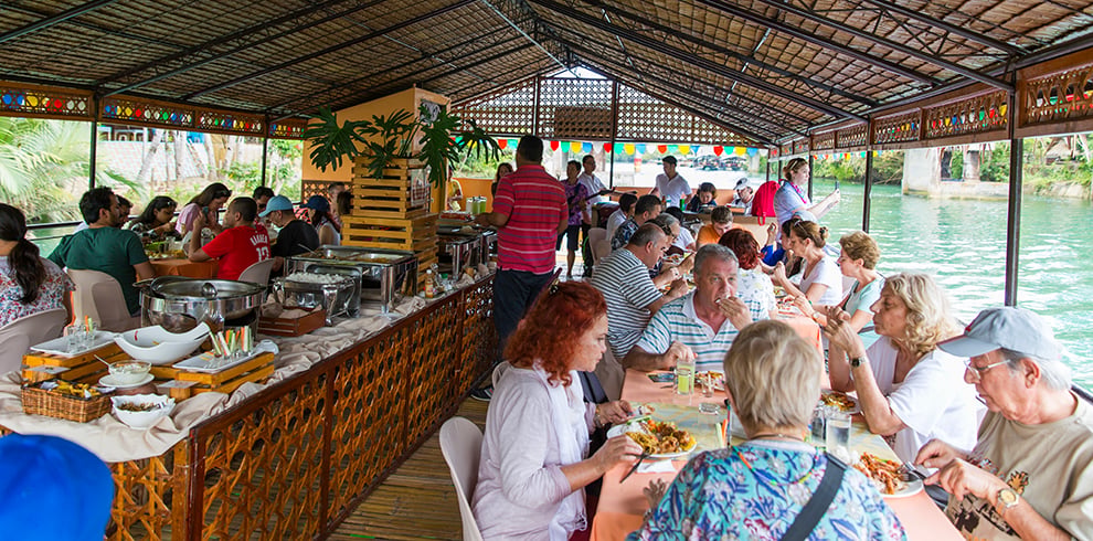 Toeristen genieten van de lunch tijdens de Loboc River Cruise op Bohol, Filipijnen
